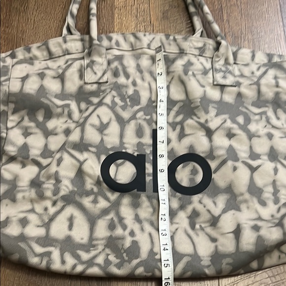 ALO Yoga Patterned Tote Bag in Gray and Cream - Picture 3 of 9